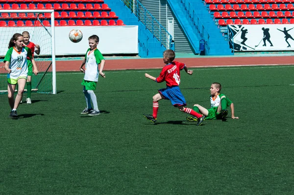 Kinder spielen Fußball — Stockfoto