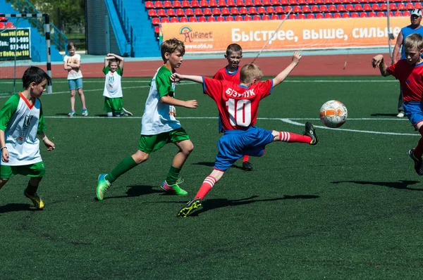 Les enfants jouent au football — Photo