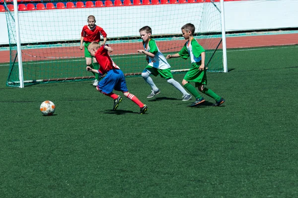 Los niños juegan fútbol —  Fotos de Stock