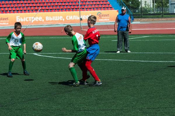 Los niños juegan fútbol —  Fotos de Stock