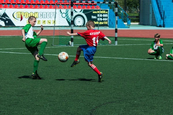 Barn spelar fotboll — Stockfoto