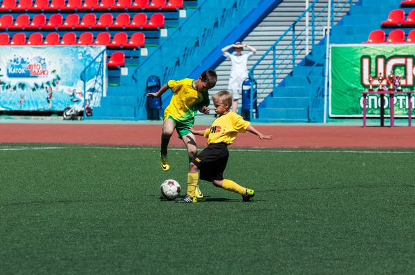 Los niños juegan fútbol . — Foto de Stock