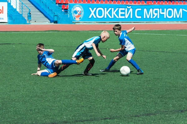 Les enfants jouent au football . — Photo