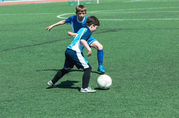 As crianças jogam futebol . — Fotografia de Stock