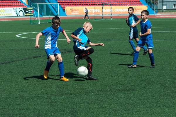 Les enfants jouent au football . — Photo