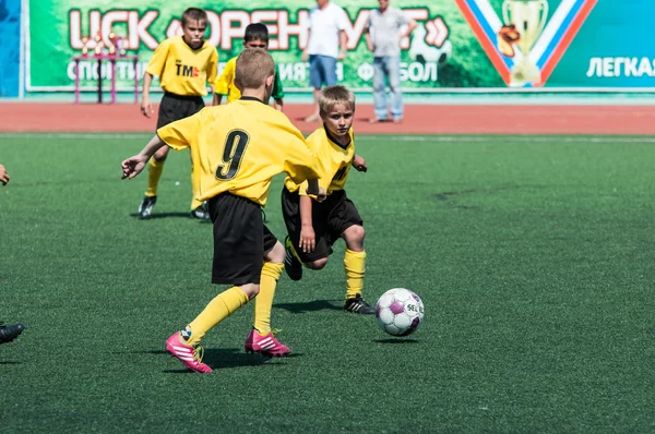 Dzieci grać w piłkę nożną. — Zdjęcie stockowe