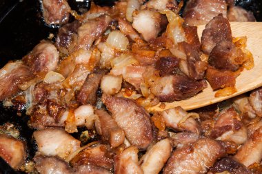 Kızarmış et pişirme