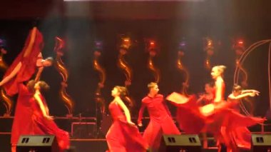 Topa lise mezunları dans