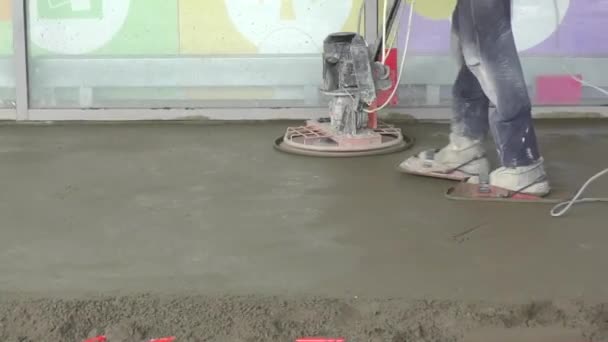 Монтаж теплої підлоги — стокове відео