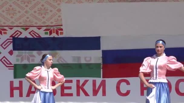 Девушки исполняют народный танец — стоковое видео