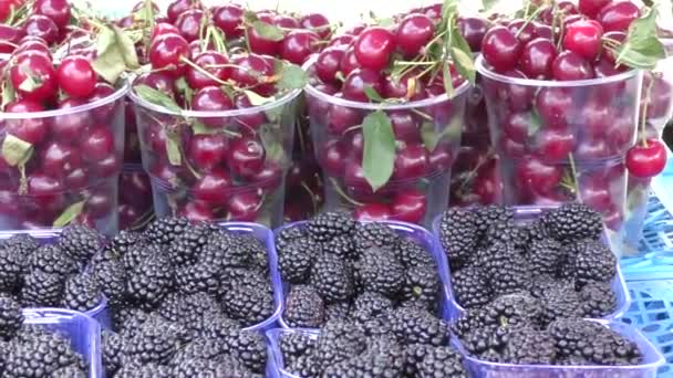 Bazaarissa myytävät marjat ja hedelmät — kuvapankkivideo