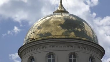 Ortodoks Kilisesi ve bir çeşme