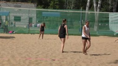 kız oynamak plaj voleybolu