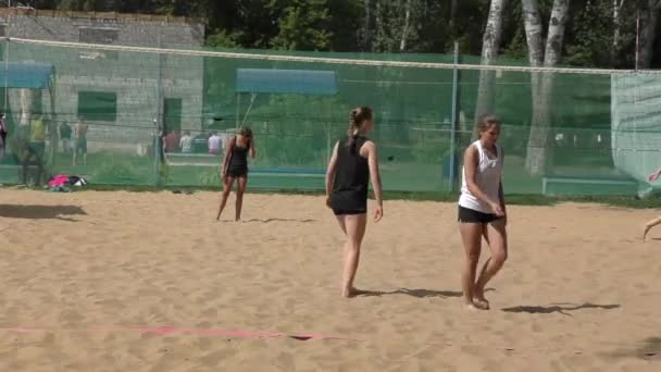 Mädchen spielt Beachvolleyball — Stockvideo