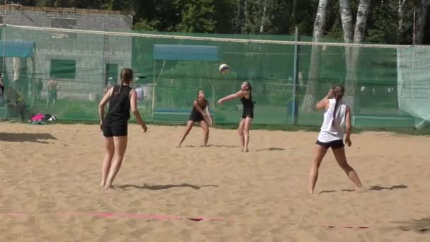 Mädchen spielt Beachvolleyball — Stockvideo