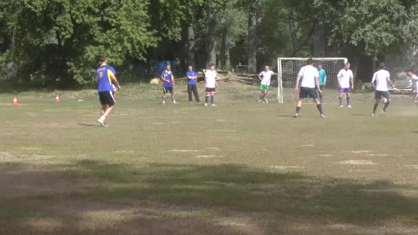 Los hombres juegan mini fútbol — Vídeos de Stock