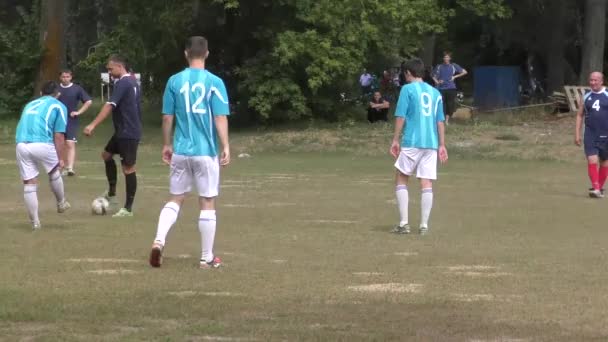 Los hombres juegan mini fútbol — Vídeo de stock