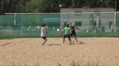 Erkekler plaj voleybolu oynamak
