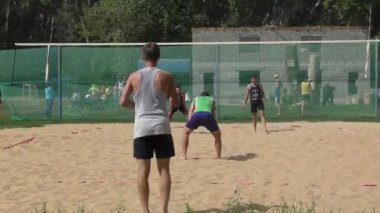 Erkekler plaj voleybolu oynamak