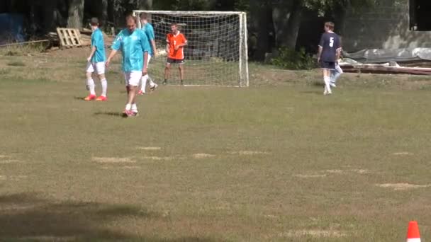 Los hombres juegan mini fútbol . — Vídeo de stock