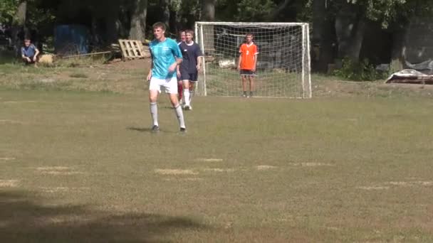 Los hombres juegan mini fútbol . — Vídeo de stock