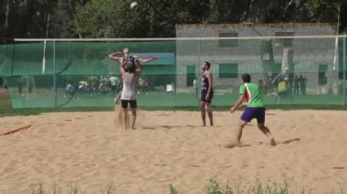 Erkekler plaj voleybolu oynamak.