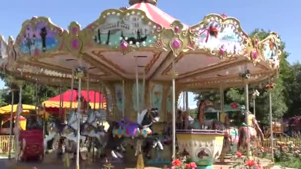 Carrousel voor kinderen — Stockvideo