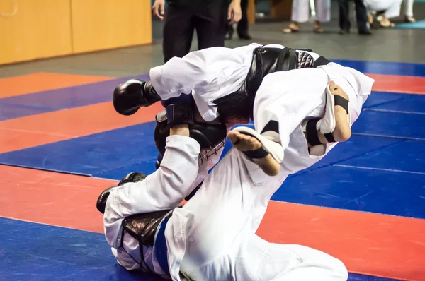 Die Jungs messen sich im Kobudo — Stockfoto