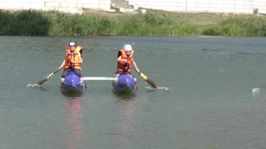 Çocuklar bir katamaran üzerinde rafting için öğrenmek
