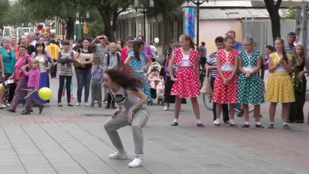 Танцююча дівчина — стокове відео