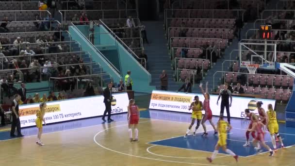 Kızlar basketbol oynamak — Stok video