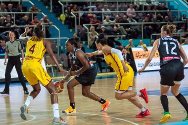 Kızlar basketbol oynamak