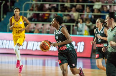 Kızlar basketbol oynamak