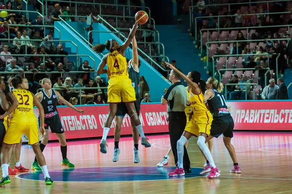 Meninas jogar basquete — Fotografia de Stock