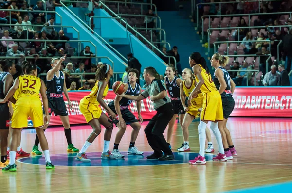 Meninas jogar basquete — Fotografia de Stock