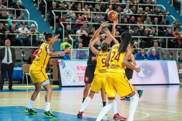 Las niñas juegan baloncesto —  Fotos de Stock