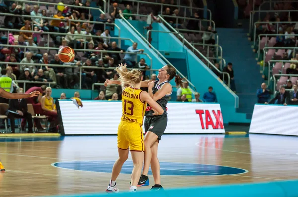 Las niñas juegan baloncesto — Foto de Stock