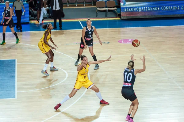 Dívky hrát basketbal — Stock fotografie