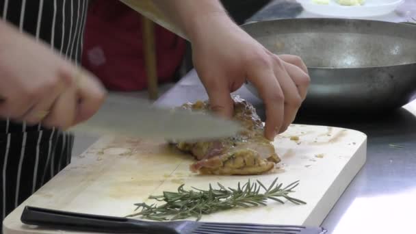 Ο μάγειρας ετοιμάζει κρέας — Αρχείο Βίντεο