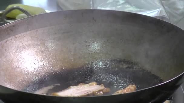 Повар готовит мясо — стоковое видео