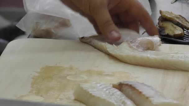 O cozinheiro prepara o peixe — Vídeo de Stock