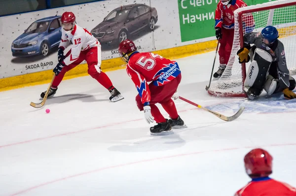 Spel in Mini hockey met de bal — Stockfoto