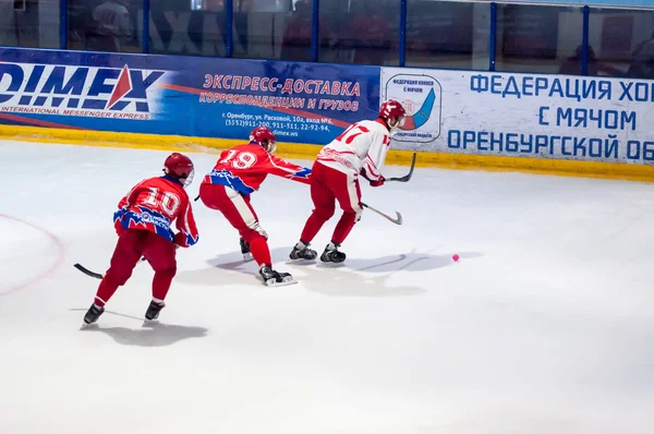 Juego en Mini hockey con la pelota — Foto de Stock