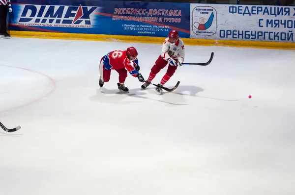 Juego en Mini hockey con la pelota — Foto de Stock