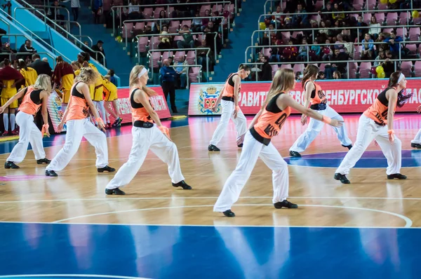 Girls cheerleading appear on basketball parquet — Stock Photo, Image