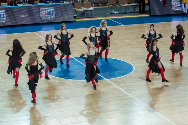 Meisjes cheerleading verschijnen op basketbal parket — Stockfoto