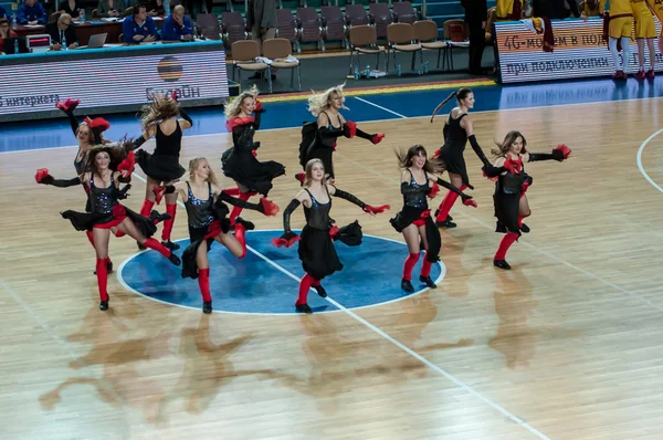 Meninas cheerleading aparecem em parquet de basquete — Fotografia de Stock