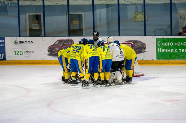 Juego en Mini hockey con la pelota — Foto de Stock