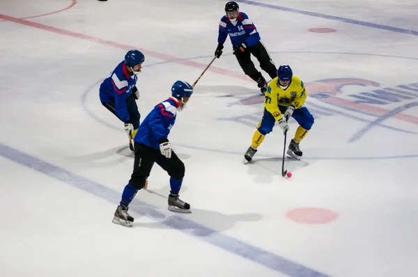 Juego en Mini hockey con la pelota —  Fotos de Stock