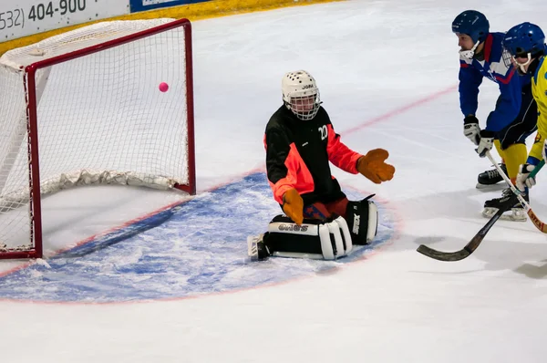 Juego en Mini hockey con la pelota — Foto de Stock